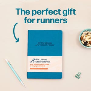 以下が含まれることがあります： カバーに「The Ultimate Runner's Planner」というテキストが書かれたターコイズブルーのハードカバーのジャーナル。このジャーナルは、モチベーションを維持するための科学に基づいたガイドです。