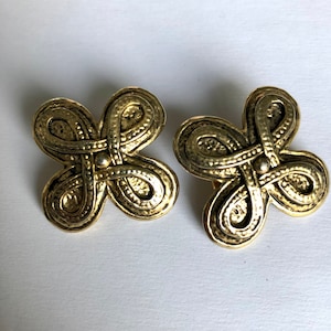 Stunning vintage golden curls in the shape of four-leaf clover, lucky vintage earrings with their clover