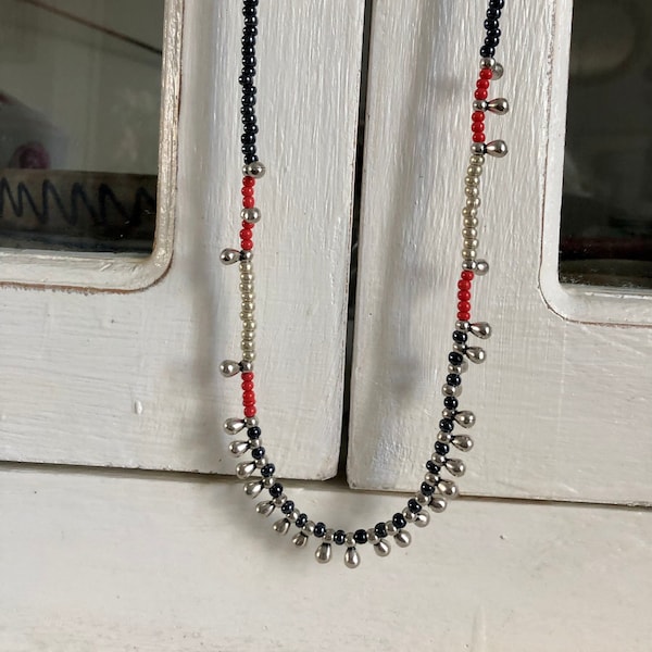 Collier très long, vintage de la marque française Scooter, rouge, blanc gris et argenté, très joli sautoir vintage, cadeau femme