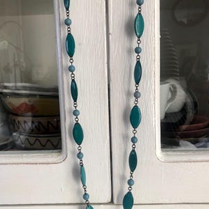 Very pretty vintage sautoir necklace made of blue beads and enameled connectors, long vintage blue necklace, pretty blue necklace, women&#39;s gift