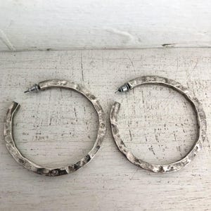 Très jolis grands anneaux argentés et martelés de la célèbre créatrice française Nelly Biche de Bere, créoles vintage argentées, joli cadeau