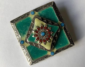 Sehr hübsche Vintage-Brosche in Grün, Blau, Rot und Silber der französischen Marke Chorange. Chorange Vintage und imposante quadratische Brosche