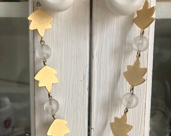 Sehr hübsche Vintage-Halskette mit goldenen Blättern und transparenten Perlen der berühmten französischen Designerin Nelly Biche de Bere, Geschenk für Frauen