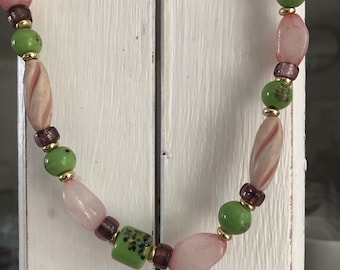 Vintage necklace with superb green, red and purple glass beads, old choker with very pretty beads, vintage pearl necklace