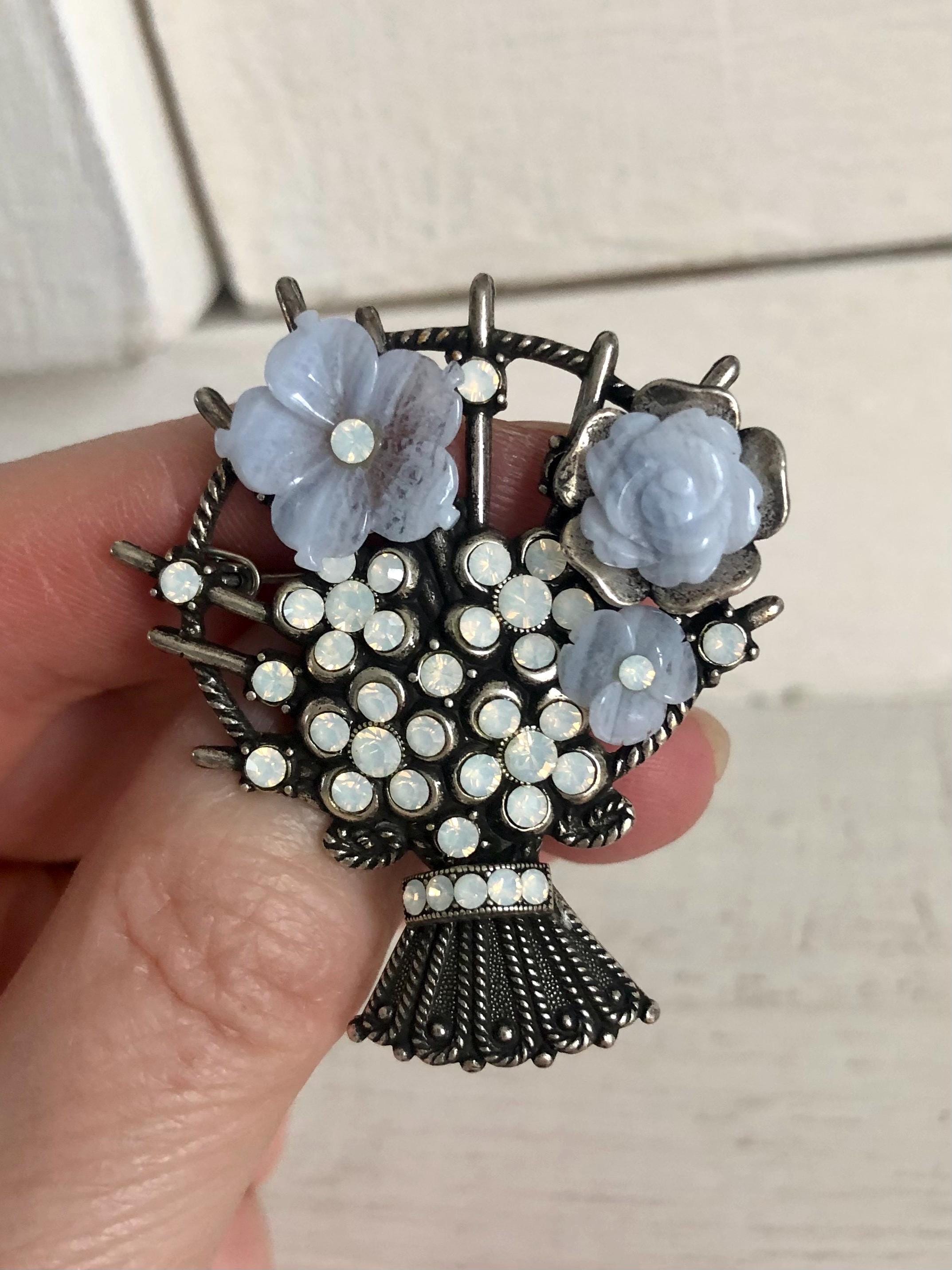 Broche fleur à 6 pétales en peau de phoque ornée de perles