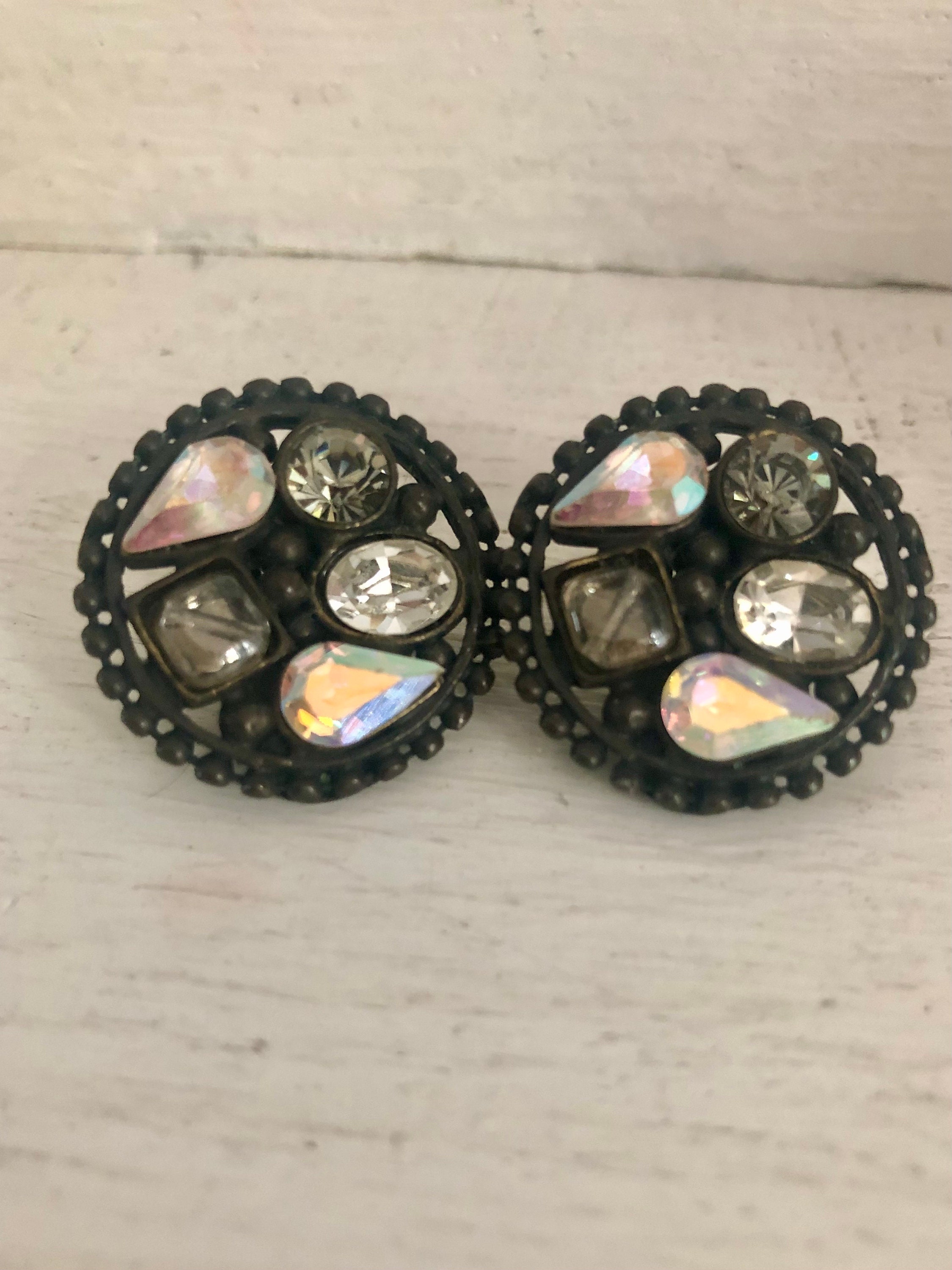 Very pretty vintage earrings from the famous French brand Poggi Paris, large vintage clips with transparent and gray rhinestones