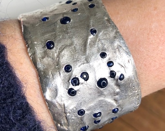 Very rare: silver cuff bracelet with inlaid blue pearls from the famous French brand Nelly Biche de Bere, a striking bracelet
