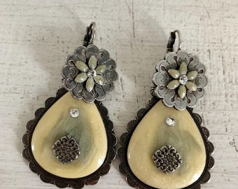 Two pairs of earrings in one from the Chorange Paris brand, superb vintage cream and silver Chorange Paris earrings
