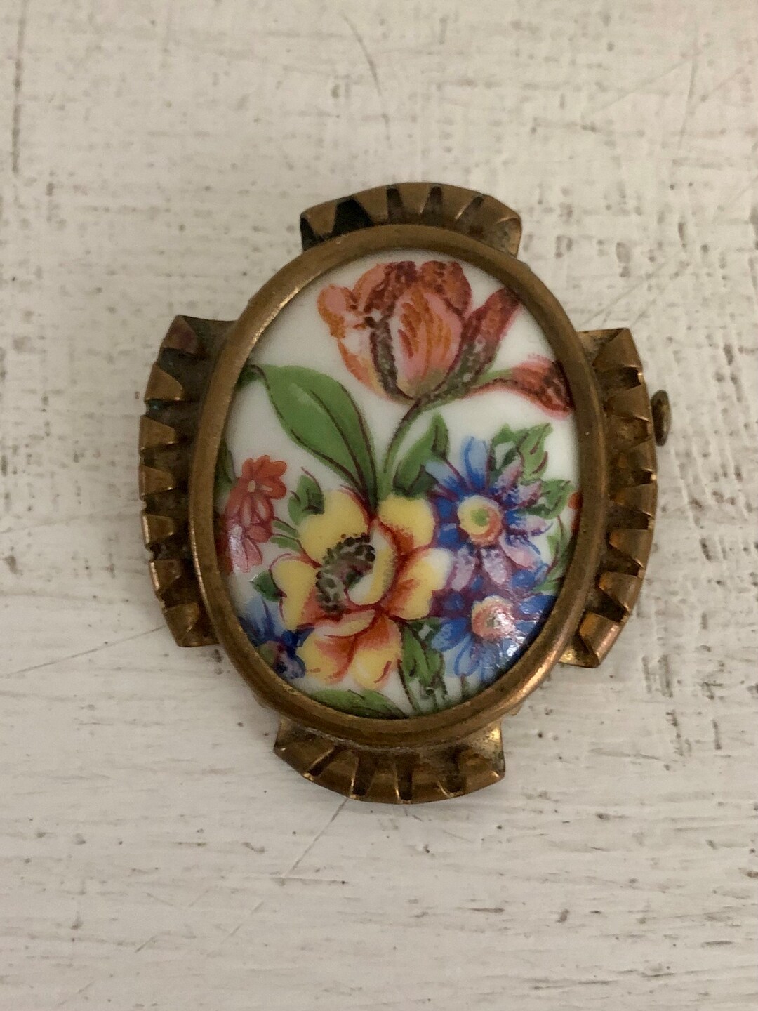 Broche Ancienne En Porcelaine De Limoges - Vintage, Motif Femme, Monture Cuivre, Occasion