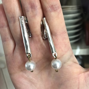 Biche de Bere: unos bonitos pendientes de clip vintage de plata y martillados con perlas blancas del famoso diseñador francés