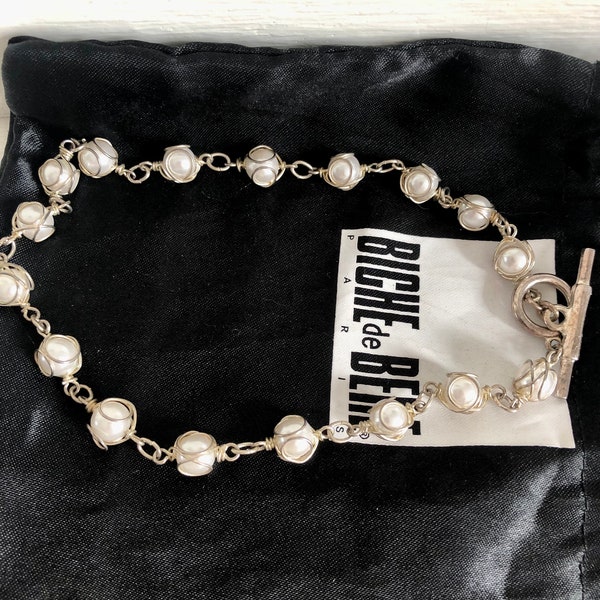 Nelly Biche de Bere : beau collier vintage argenté avec perles blanches de la célèbre marque française, ras de cou vintage Biche de Bere