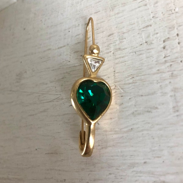 Adorable petite broche épinglé vintage dorée avec un coeur strass vert foncé et un petit triangle strass transparent, cadeau femme