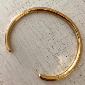 Very pretty vintage gold bangle, lightly hammered gold bangle, gold bangle bracelet, vintage gold bracelet, trendy bracelet, vintage gift