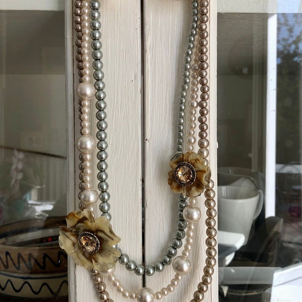 Magnífico collar de perlas de un diseñador francés compuesto por 3 hileras, collar de perlas blancas, rosa palo y gris claro con dos flores