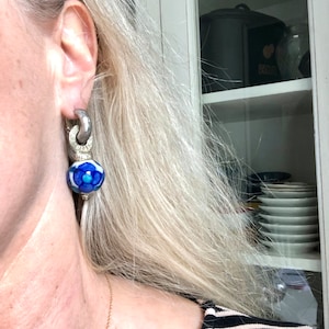 Raro: Mini aros vintage de plata martillada con un par de dijes de perlas azules y blancas de la famosa marca Agatha Paris