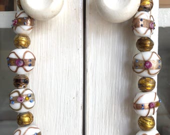 Stunning vintage necklace with Murano glass beads for a Venetian wedding cake, magnificent white and gold choker, pearl necklace