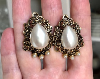 Beautiful vintage gold earrings with white pearls from the famous Agatha brand, vintage gold and white clips