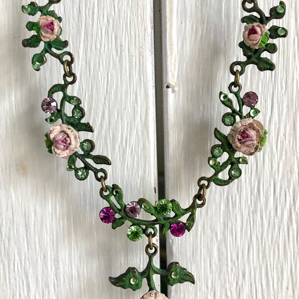 Magnifique collier vintage vert avec des roses et des strass de la marque Michal Negrin, ras de cou style romantique rose et vert