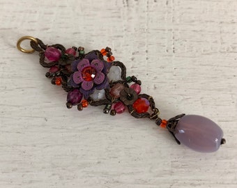 Magnificent vintage pendant from the Satellite brand with very pretty colors, vintage pendant with flowers and pearls, women's gift
