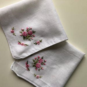 Set of 2 embroidered handkerchiefs, vintage handkerchiefs embroidered with pink and green flowers, pretty embroidered handkerchiefs, floral handkerchiefs, pretty linen