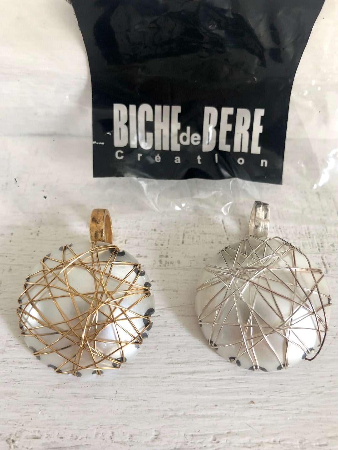 Pendentif Collector BICHE De BERE - Créateur Français - Bijou Design En étain - Occasion