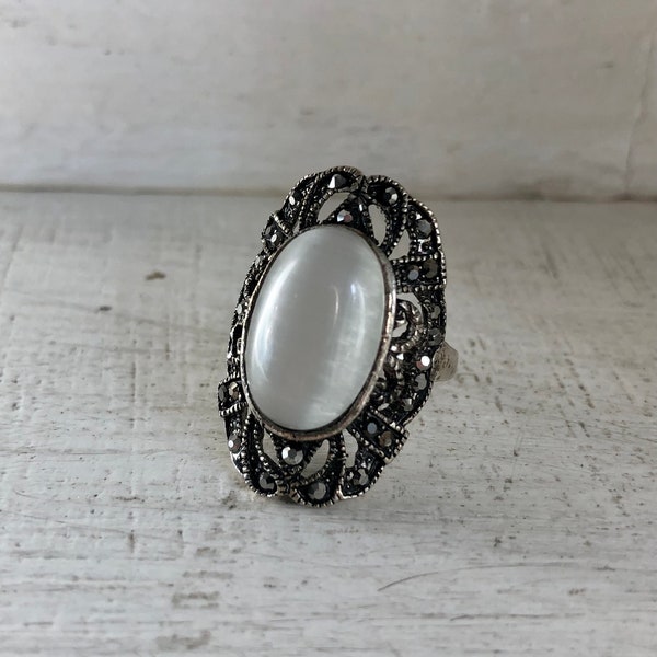 Très jolie bague vintage argentée avec perle blanche et strass gris, superbe bague vintage, cadeau pour elle, cadeau femme