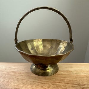Vtg Hand Hammered Brass Pedestal Trinket Dish Bowl with Handle India 5” x 2”
