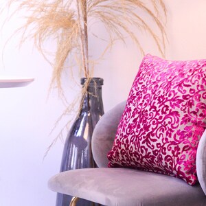 Coussin décoratif déhoussable motifs baroques en velour rose avec rembourrage imagem 3