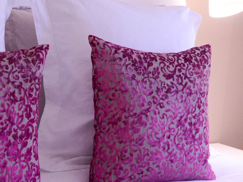 Coussin décoratif déhoussable motifs baroques en velour rose avec rembourrage imagem 5