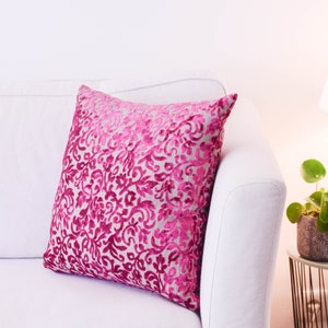 Coussin décoratif déhoussable motifs baroques en velour rose avec rembourrage imagem 4