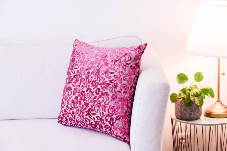 Coussin décoratif déhoussable motifs baroques en velour rose avec rembourrage imagem 4