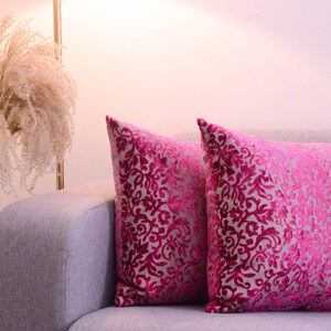 Coussin décoratif déhoussable motifs baroques en velour rose avec rembourrage imagem 2