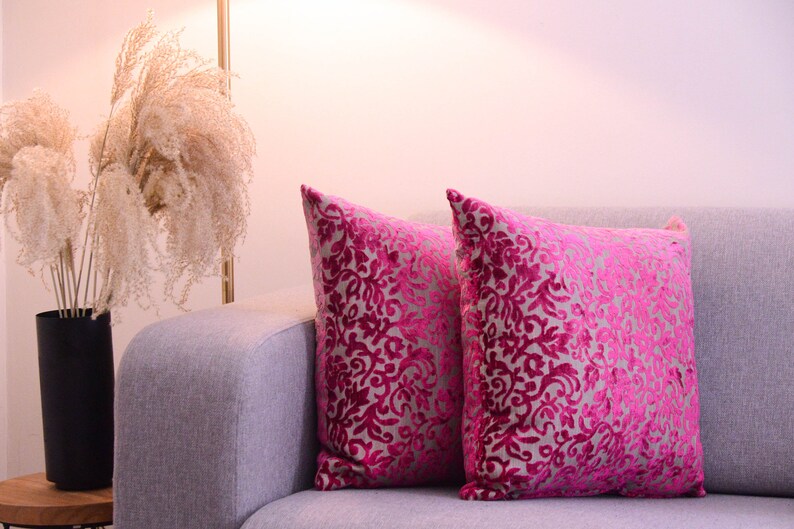 Coussin décoratif déhoussable motifs baroques en velour rose avec rembourrage imagem 2