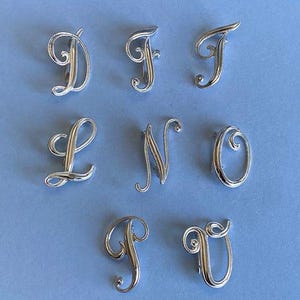 Broche de plata 835 - letras D, F, L, N, O, P, T, V - broche vintage con borde de perla