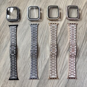 Puede incluir: Cuatro juegos de correas de reloj y fundas protectoras, cada uno con un acabado met&aacute;lico incrustado con peque&ntilde;as piedras transparentes. Los juegos est&aacute;n disponibles en negro, plata, oro y oro rosa, con eslabones rectangulares.