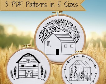 Puede incluir: Tres patrones de bordado en blanco y negro para el arte del aro. Los patrones son una casa con un árbol, un granero con tallos de trigo y un invernadero con plantas. El texto "3 PDF Patterns in 5 Sizes" está en la parte superior de la imagen.