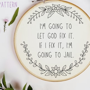 Puede incluir: Un aro de bordado blanco con un diseño floral negro y el texto "I'M GOING TO LET GOD FIX IT. IF I FIX IT, I'M GOING TO JAIL."