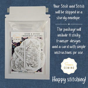 K&ouml;nnte beinhalten: Eine transparente Plastikverpackung mit floralen Stickmustern. Das Paket enth&auml;lt 11 Klebetransfermotive und eine Karte mit Anweisungen. Der Text auf der Verpackung lautet "Stick & Stitch Embroidery Designs" und "Happy stitching!"