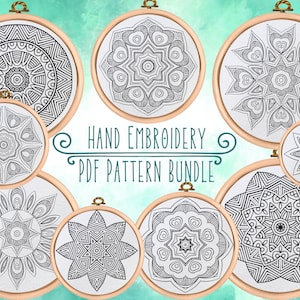 Puede incluir: Una colección de patrones PDF de bordado a mano presentados en aros de madera. Cada aro presenta un diseño de mandala único en blanco y negro. El texto "HAND EMBROIDERY PDF PATTERN BUNDLE" está escrito en color turquesa.