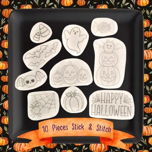 Könnte beinhalten: Ein schwarzes quadratisches Tablett zeigt zehn weiße Halloween-Stick-and-Stitch-Designs. Die Designs umfassen einen Geist, Kürbisse, Fledermäuse, ein Spinnennetz und den Text "HAPPY HALLOWEEN". Ein orangefarbenes Banner zeigt "10 Pieces Stick & Stitch".
