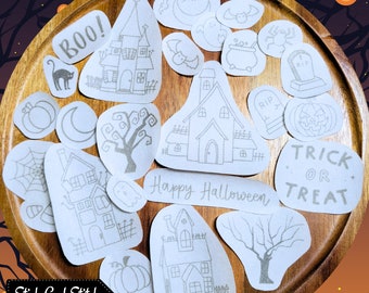 Könnte beinhalten: Ein Set mit 23 weißen Filz-Stickmustern zum Thema Halloween. Die Muster umfassen eine Vielzahl von Designs, wie Häuser, Kürbisse, Fledermäuse, Geister und eine Spinne. Der Text "Stick And Stitch 23 Pieces" ist unten auf dem Bild gedruckt.