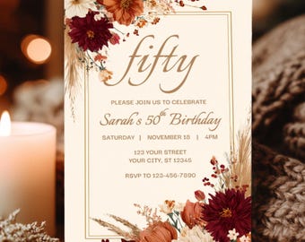 Peut inclure: Une invitation crème avec le mot "fifty" en écriture élégante. La carte est ornée d'arrangements floraux bordeaux, orange et crème. Le texte indique "50e anniversaire de Sarah" avec les détails de l'événement.
