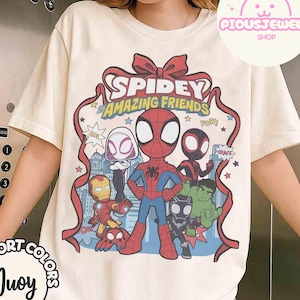 Puede incluir: Camiseta color crema con un gr&aacute;fico de Spidey y sus Amazing Friends. El dise&ntilde;o incluye a Spider-Man, Iron Man y otros personajes. La camiseta tambi&eacute;n tiene el texto "Spidey Amazing Friends" y la marca "Juoy".