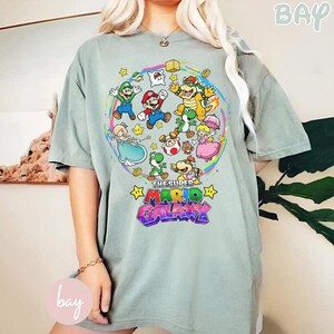 K&ouml;nnte beinhalten: Ein rustikales Holzschild mit dem handgeschriebenen Wort "Welcome". Das Schild ist wei&szlig; gestrichen und hat einen Used-Look. Ein kleines Herz ist unten angebracht. Der Hintergrund ist verschwommen und zeigt Holz.