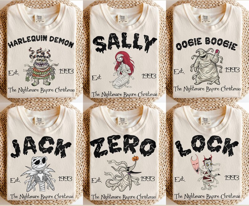 K&ouml;nnte beinhalten: Cremefarbene T-Shirts mit Charakteren aus "The Nightmare Before Christmas". Jedes Shirt zeigt einen Charakternamen in Schwarz, eine entsprechende Illustration und den Text "Est. 1993". Charaktere sind Harlequin Demon, Sally, Oogie Boogie, Jack, Zero und Lock.