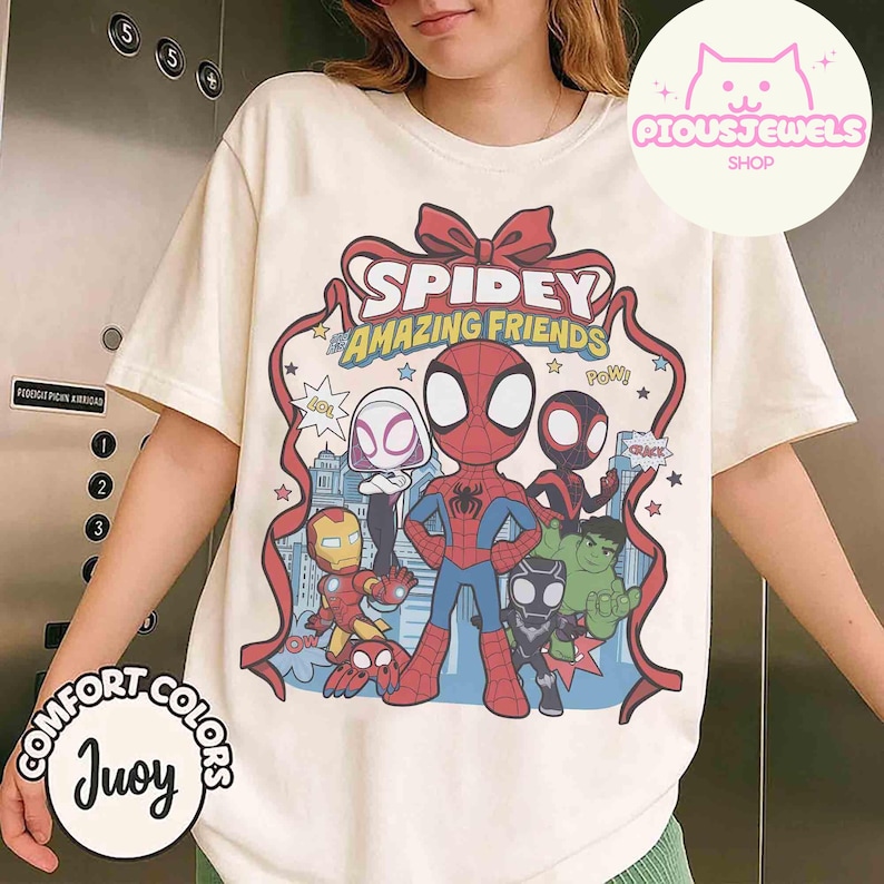 Puede incluir: Camiseta color crema con un gr&aacute;fico de Spidey y sus Amazing Friends. El dise&ntilde;o incluye a Spider-Man, Iron Man y otros personajes. La camiseta tambi&eacute;n tiene el texto "Spidey Amazing Friends" y la marca "Juoy".