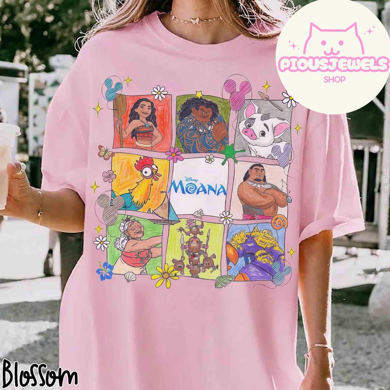 Pu&ograve; includere: T-shirt rosa chiaro con una grafica colorata dei personaggi del film Disney Oceania. Il design include Oceania, Maui, Hei Hei, Pua e il logo del film. La maglietta ha scollo tondo e maniche corte.