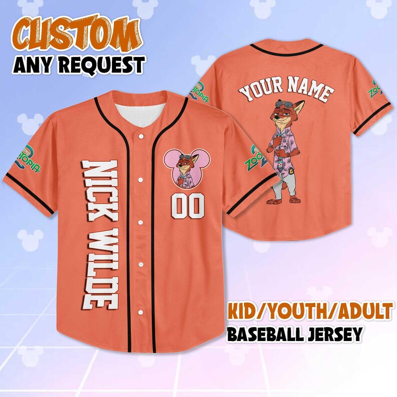 Puede incluir: Camiseta de b&eacute;isbol naranja con ribete negro, con el texto "NICK WILDE" verticalmente en la parte delantera y un personaje de zorro de dibujos animados. La camiseta incluye el texto "YOUR NAME" y la marca "Zootopia". Disponible en tallas para ni&ntilde;os, j&oacute;venes y adultos.