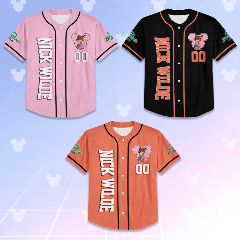 Puede incluir: Tres camisetas de b&eacute;isbol rosas, negras y naranjas. Cada camiseta presenta el texto "NICK WILDE" verticalmente en la parte delantera, una imagen de zorro de dibujos animados y el n&uacute;mero "00". Las mangas tienen el texto "Zootopia".