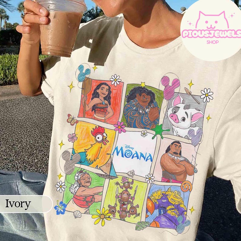 Pu&ograve; includere: T-shirt color avorio con una grafica colorata dei personaggi del film Disney Oceania. Il design include illustrazioni di Oceania, Maui, Pua, Hei Hei e altri, con il logo del film al centro. La maglietta &egrave; decorata con fiori e stelle.